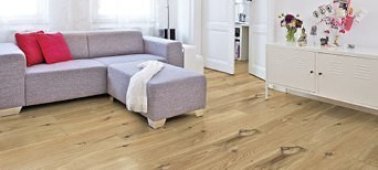 Ecksofa auf rustikalem hellen Holz mit Astlöchern
